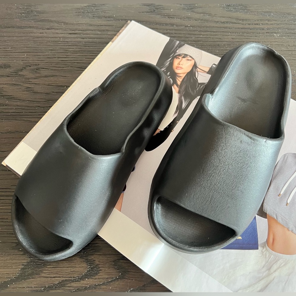Women’s black slides sandals